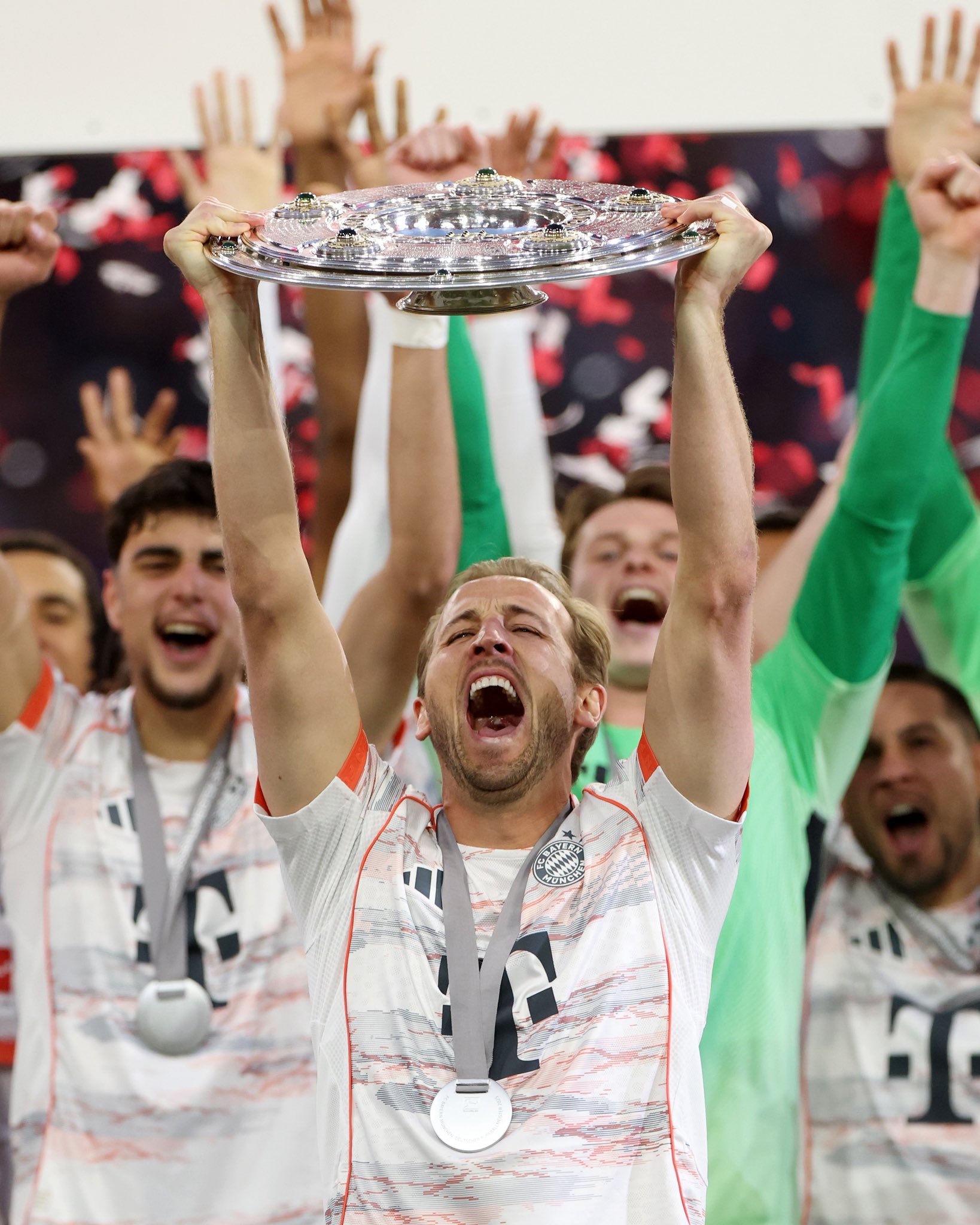 Harry Kane levantando la Bundesliga. Fuente: Harry Kane en "X".