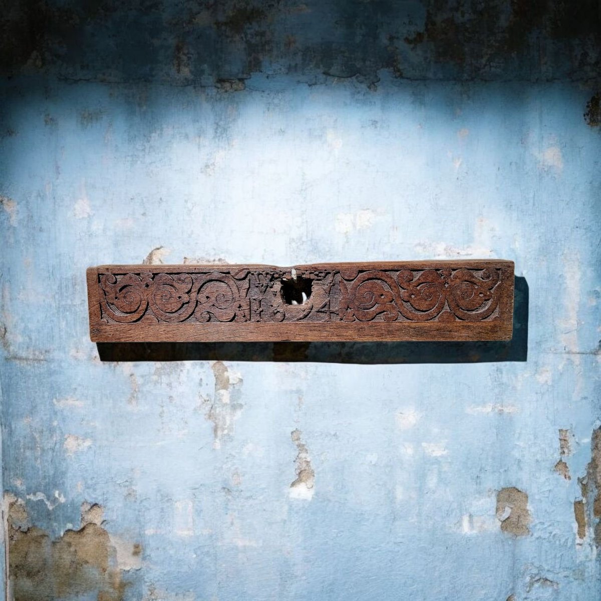 17th-Century carved oak panel. English origin. Originally, the front to a slope-topped boarded box. Bearing the initials "WW" and a date of "1694".

Available on our website!

#17thcentury #17thC #17thcenturyantiques #antiqueoakbox #antiqueoakbiblebox #boardedbox #biblebox #oak