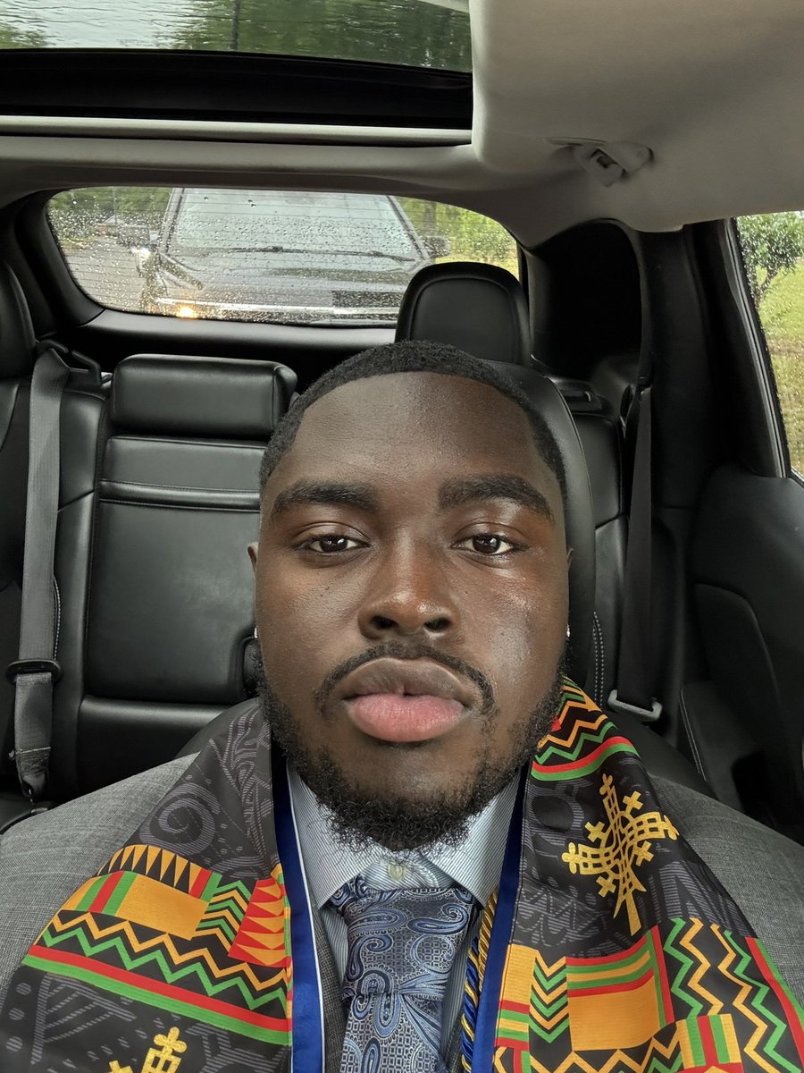 Malik_407's tweet image. I graduated today 🎓 Thank God!