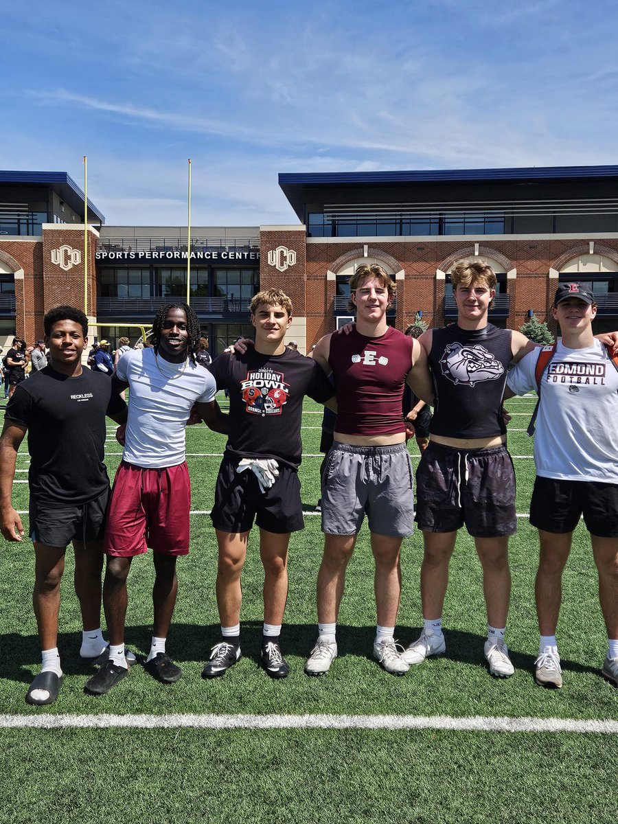 LeschTeagan's tweet image. Had a great camp @UCOFootball thank you @Coach_Swanson1 @NickWhite1_
@RecruitEMHS_FB @Edavison85 @Coachjmerideth