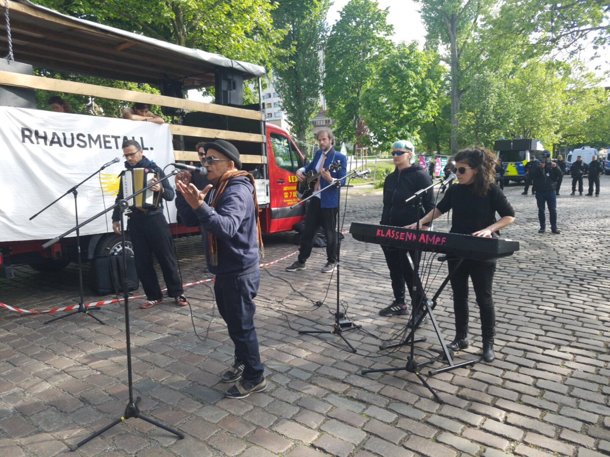 Eine 4-stellige Zahl von Menschen hat am Samstag #b1005 in Berlin-#Wedding demonstriert. Anlass ist die Ankündigung von #Rheinmetall ab Sommer im #Pierburg-Werk Waffen produzieren zu wollen.
Das war erst der Anfang. Der Protest wird weitergehen...
#rheinmetallentwaffnen #TheaterX