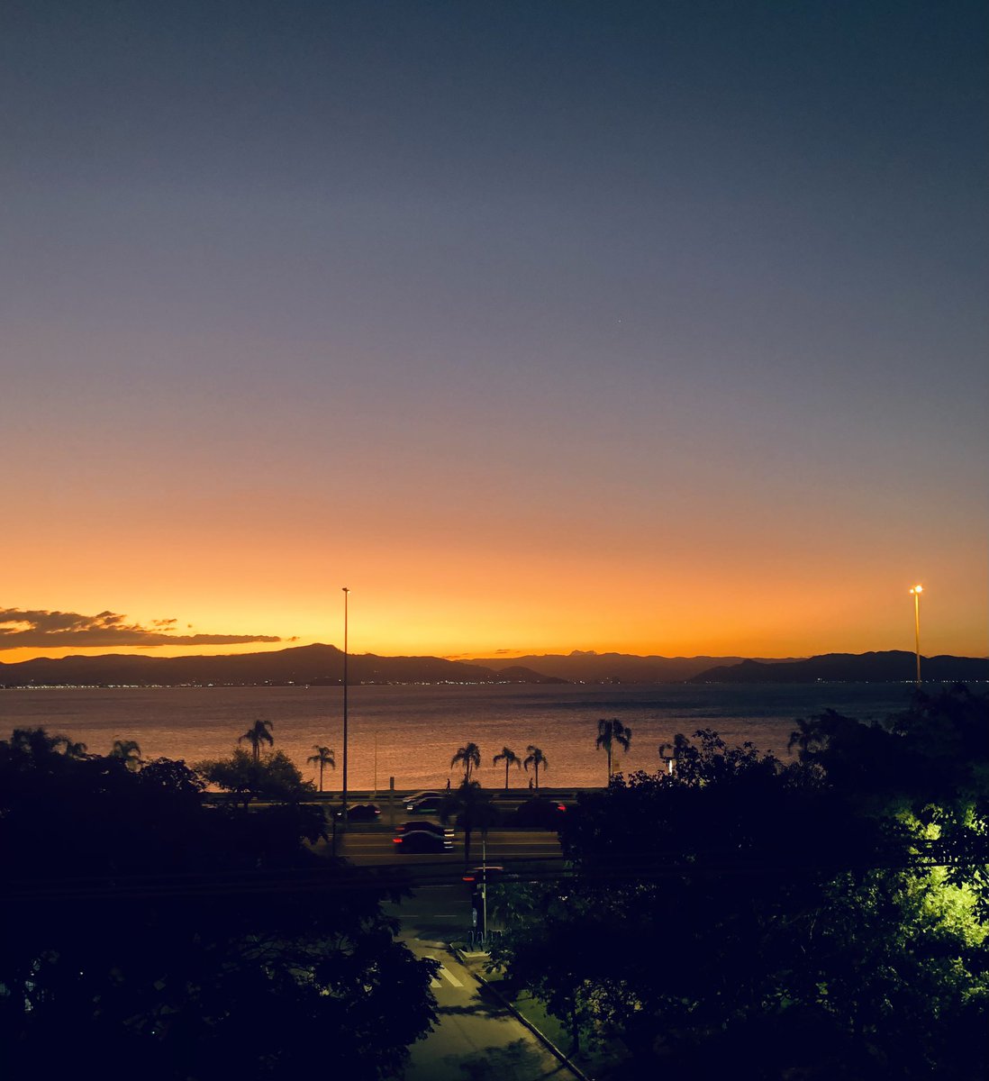Mais um crepúsculo fantástico na Baía Norte aqui em Florianópolis.