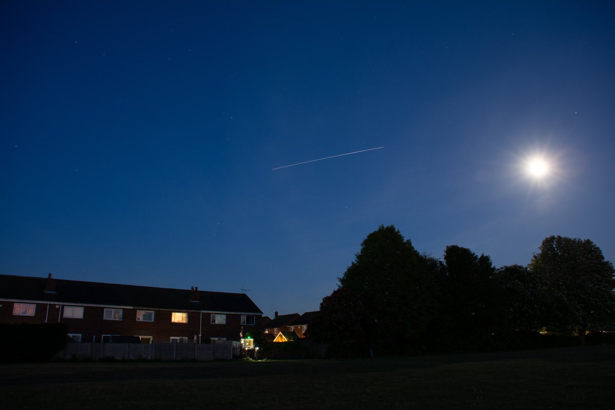 Robbo (@r08bo) on Twitter photo Always blows my mind a little bit. 250 miles up and travelling at nearly 18000mph and we can see it with the naked eye…
Thanks for the heads up <a href="/VirtualAstro/">VirtualAstro</a>. Been a while since I took the big camera out and had a go. Perfect conditions even with an almost full moon. Always blows my mind a little bit. 250 miles up and travelling at nearly 18000mph and we can see it with the naked eye…
Thanks for the heads up <a href="/VirtualAstro/">VirtualAstro</a>. Been a while since I took the big camera out and had a go. Perfect conditions even with an almost full moon.