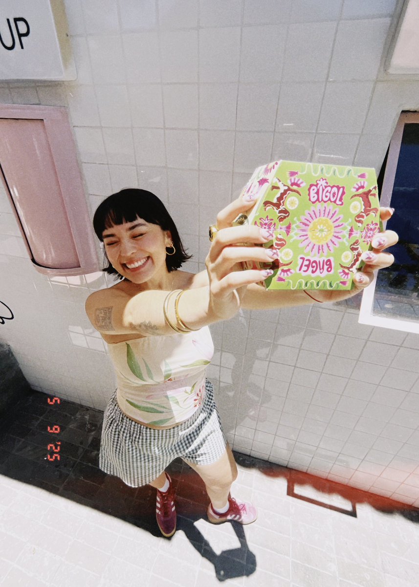 hola sabías q si vas a bigol bagel, la caja en la que te dan tu bagel el mes de mayo la hice yooooooo?????????? 🫵🏻