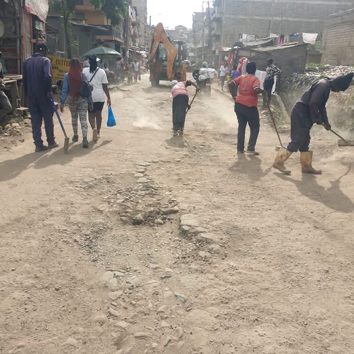 too_bethuel's tweet photo. Ongoing rehabilitation of Nyando road in Kayole South Ward. 
#LazimaiWork #𝐆𝐨𝐯𝐞𝐫𝐧𝐨𝐫𝐒𝐚𝐤𝐚𝐣𝐚𝐃𝐞𝐥𝐢𝐯𝐞𝐫𝐬  #LetsMakeNairobiWork #NAIROBICITYCOUNTY #INAWORK https://t.co/jUjigPDFa0