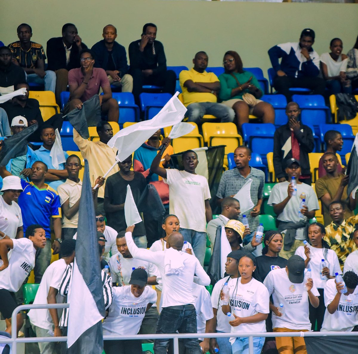 Muri Petit Stade, kuri uyu wa Gatandatu, Police W VC yatsinze APR W VC amaseti 3-2 muri Shampiyona ya Volleyball mu Bagore.

Hazitabazwa umukino wa Gatatu muri Kamarampaka kugira ngo hamenyekane izegukana igikombe.

APR W VC niyo yari yatinze umukino wabanje.
#SalusSports