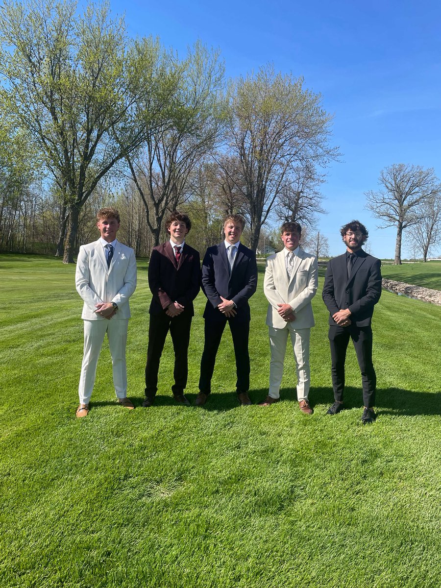 The boys clean up nice! Senior prom pics on the golf course. Head to dinner or get a quick 9 in??!! #GoLightning