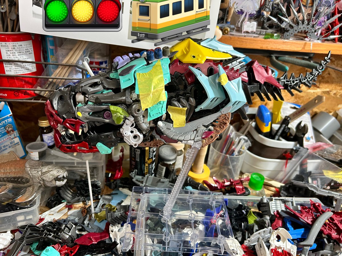 amacho_tenpura's tweet image. 尾の部分は
デスレックスとガプリゲーター
とのニコイチですが
違和感を減らすために
デスレックスの骨の部分を
切り取り、馴染ませています
ガプリゲーターの部分は上側にそらすような加工をしています
一度全体バランスを見たいので
仮組みしています
想定通りですね