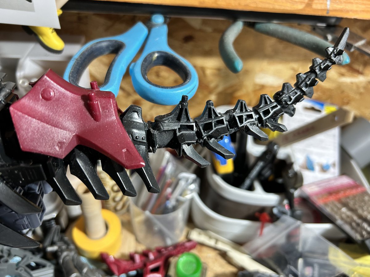 amacho_tenpura's tweet image. 尾の部分は
デスレックスとガプリゲーター
とのニコイチですが
違和感を減らすために
デスレックスの骨の部分を
切り取り、馴染ませています
ガプリゲーターの部分は上側にそらすような加工をしています
一度全体バランスを見たいので
仮組みしています
想定通りですね