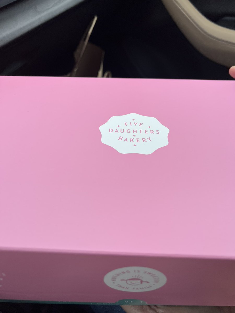 kimmibridges's tweet image. No words needed… 😋#fivedaughtersbakery #franklintn #donuts