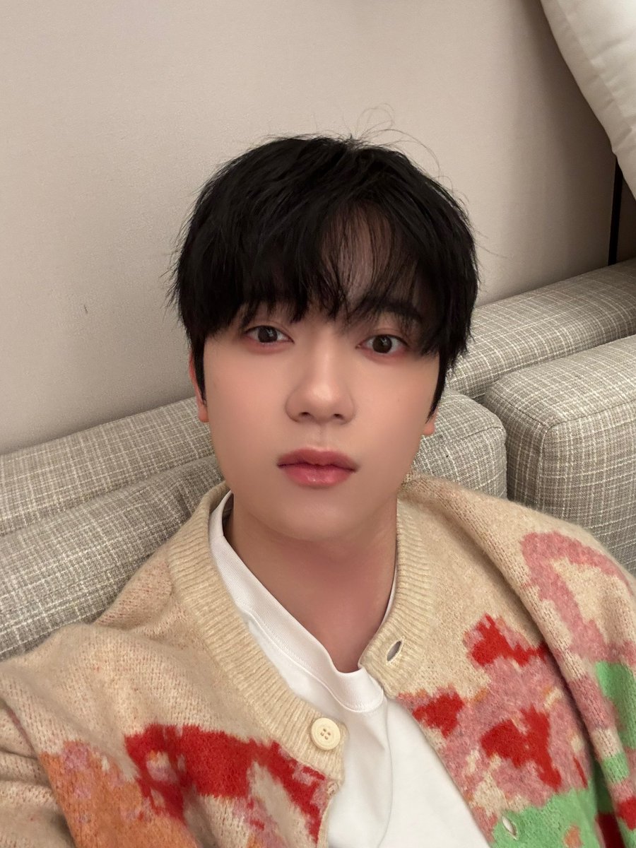 OmegaX_members's tweet photo. [#OX]

어제 너무 행복해써!!!
고마워 포애기들❤️❤️

#OMEGA_X #오메가엑스
#예찬 #YECHAN https://t.co/9U5L71DJGJ