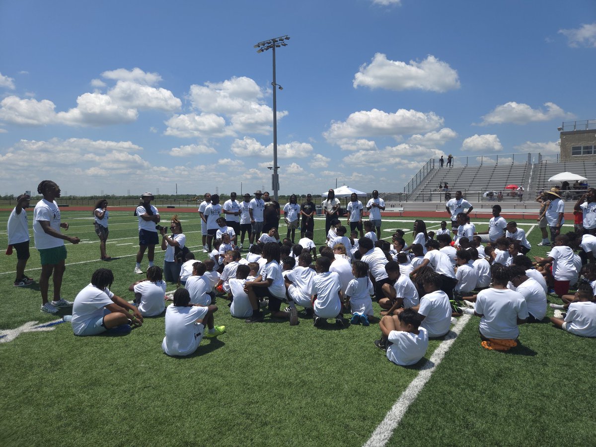 coachrgarza's tweet image. Always good to see your former players give back to the community. It was a 1st class camp put on today for the youth!!! Proud of all of yall!!! Courtney Brown
@fvmous_tripp @100YARDLANDLORD @tjmarshall29 @_warrenshankle @Terreance_Ellis @DubG18