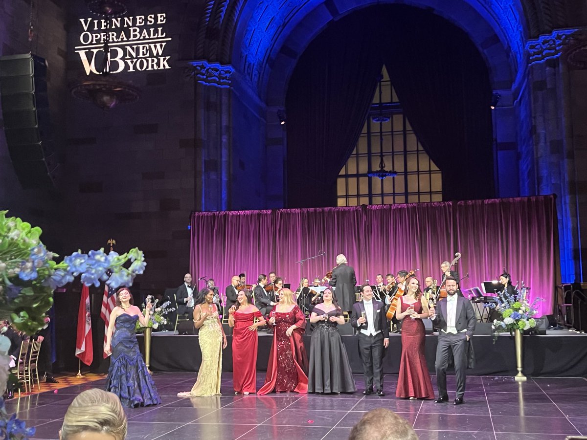 SchneebauerP's tweet photo. World class opera singers, a fantastic organizing committee, enthusiastic debutantes &amp; escorts &amp; the support of the City of Vienna - these altogether are the ingredients of a successful #VienneseOperaBall in NYC. Thanks E. Woller, 1st President of the VIE Parliament for joining! https://t.co/jq0ftbEG0e