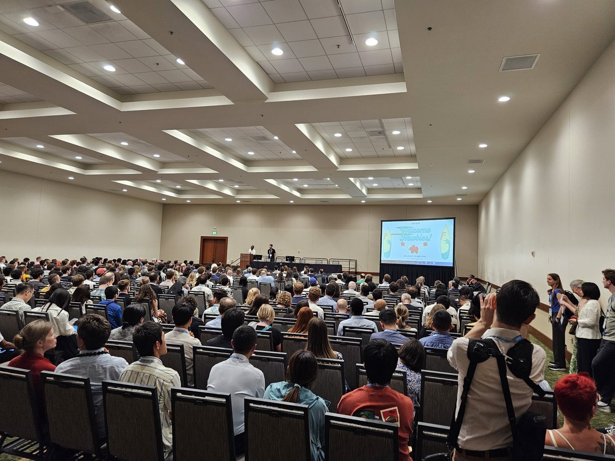 At the new attendees reception at #ismrm Honolulu. Well attended. New people getting advice on navigating the meeting and their careers