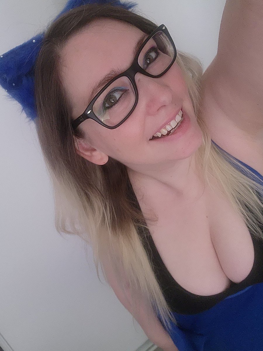 PixiVale's tweet photo. Caturday still in full swing, Kittens! 

Guess I had to get dressed, but at least I'm killing it in blue! 😼

#Caturday #cyberkitten https://t.co/cIbYC8Jnuc