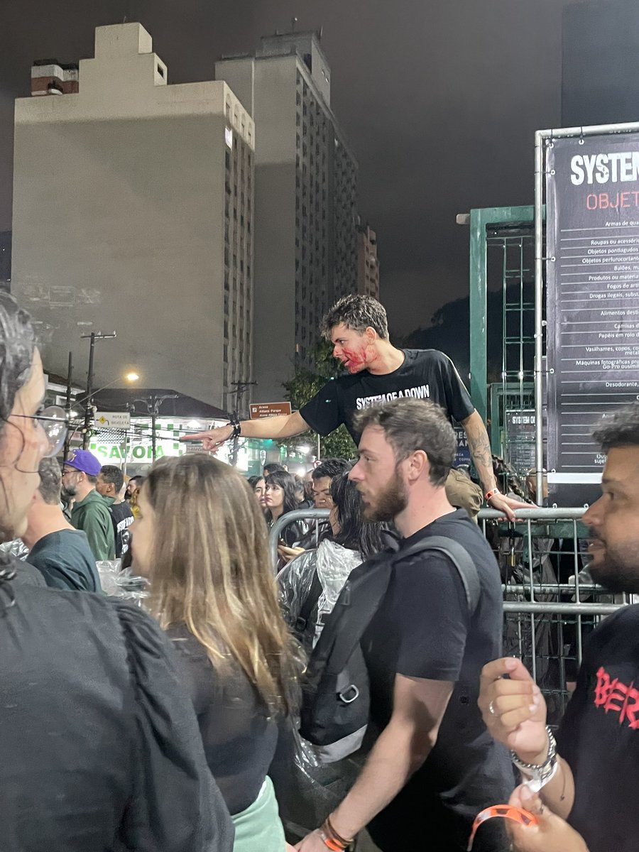 caixadeespirito's tweet image. O MALUCO SAIU TODO ENSANGUENTADO