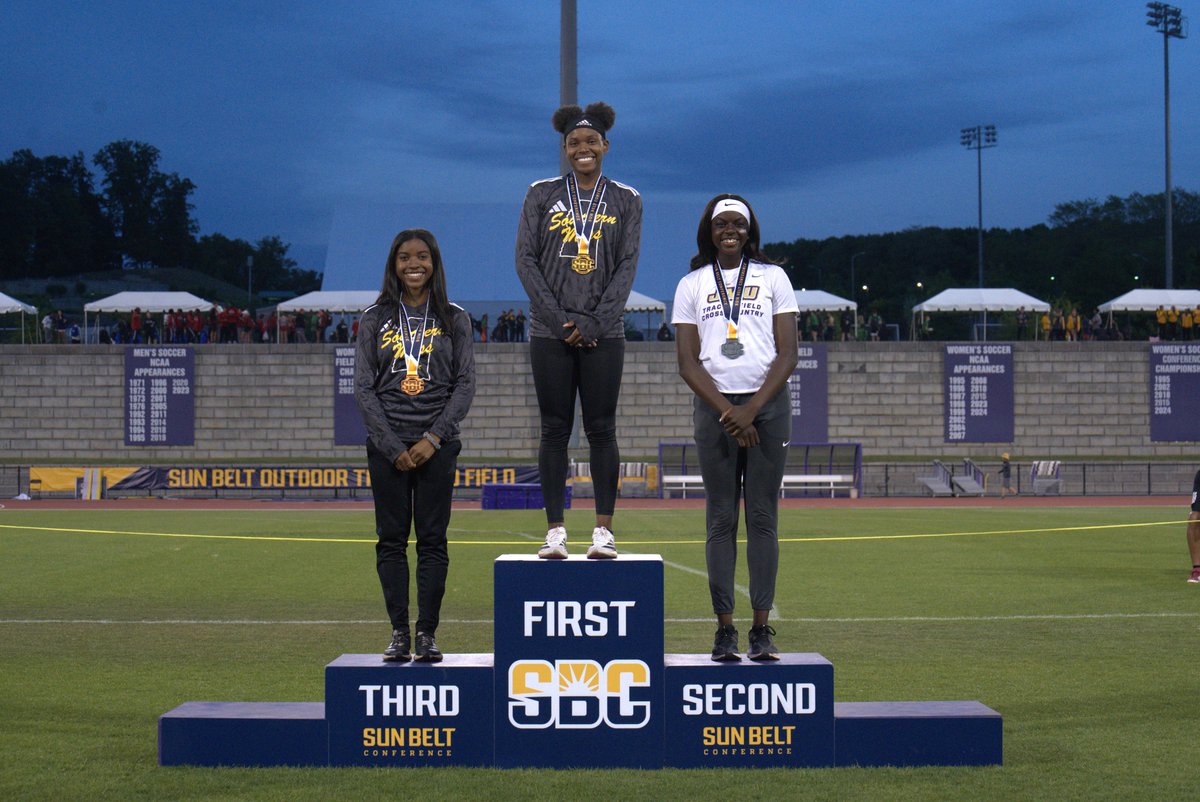 𝐒𝐔𝐍 𝐁𝐄𝐋𝐓 𝐂𝐇𝐀𝐌𝐏𝐈𝐎𝐍.

400 Meters | Kennedi Sanders with the win + Addison McLaurin bringing home third!

Congrats, ladies!

#SMTTT