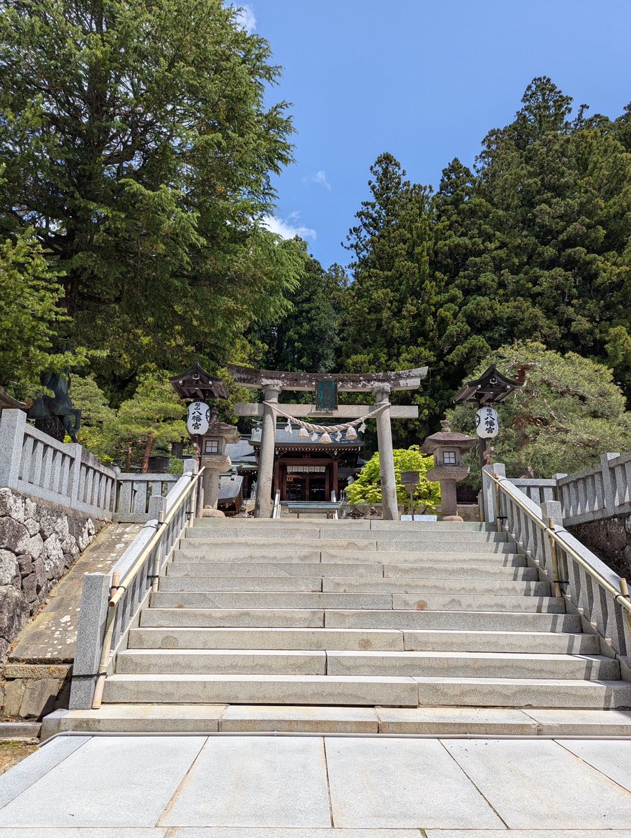 kaoboooooooo's tweet image. 高山「桜山八幡宮」に参拝
観光客、、わたしもだけど
が犇く通りから少し離れて
川沿いをのんびり歩いて到着
思いの外立派な神社
参道にも恰好良い日本家屋が沢山
気持ち良くお参りさせて頂いた。
#良いな高山