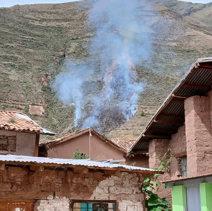 COENPeru's tweet photo. 📢Cusco: el 9/5 se registró #IncendioForestal en el sector Yanamanchi, distrito #Lucre, provincia Quispicanchi. Evento fue extinguido por el @cgbvpoficial, con apoyo de @PoliciaPeru, pero dejó 1 persona fallecida y causó daños a cobertura natural. (1/2) https://t.co/Gmgh4Xr4xu