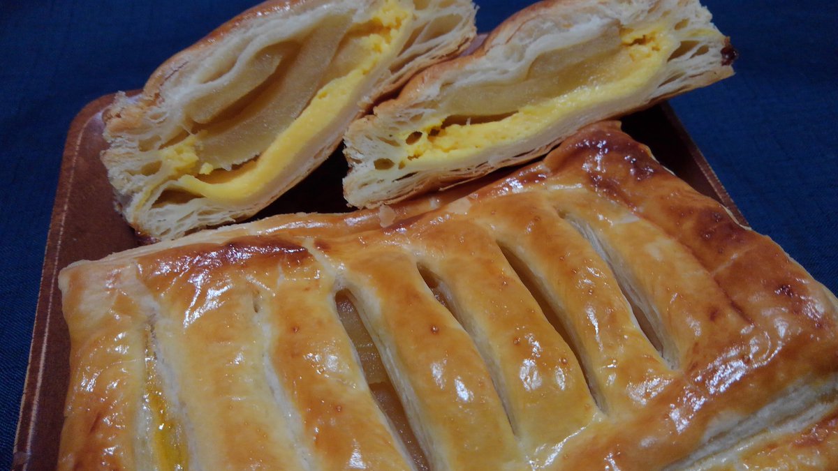 #天界学園飯テロ部 #手ごねパン
パイ生地に挑戦したので、カスタード入りアップルパイにしてみました～💫
あんまり折り込み回数増やせませんでしたが、何とか形にはなった気がします…w
生地が破れない様折り込むのは何度やっても難しいですね～