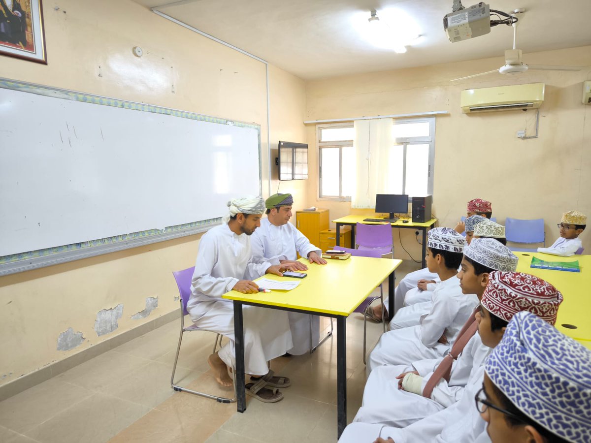 قام الأخصائي الاجتماعي الأستاذ فهد السعدي، برفقة مشرف الإرشاد الاجتماعي الأستاذ ناصر العوفي، بلقاء الطلبة المتفوقين في قاعة التوجيه المهني، حيث تناول اللقاء عددًا من النقاط المهمة والعقبات التي يواجهها الطلبة، إضافة إلى مجموعة من الإرشادات والنصائح المفيدة لهم.