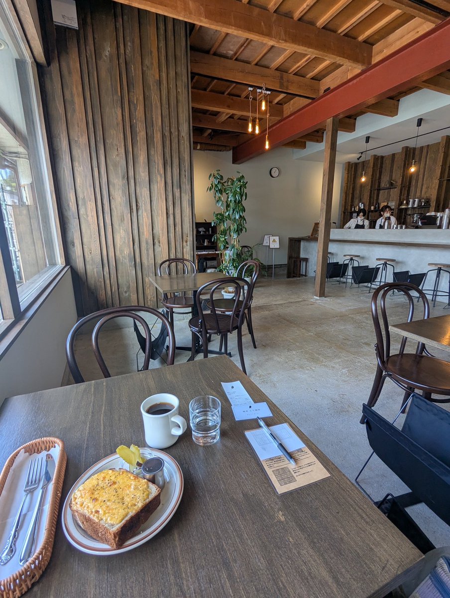 kaoboooooooo's tweet image. 桜山八幡宮参拝の後
「喫茶とり珈琲店」
ハニーチーズトーストと
コーヒーで軽めのランチを
と思ったらずっしりトーストで
空腹満たされ満足
とても気持ちの良いお店なのに
大人数はダメなどいくつかの
英文の注意書きに
インバウンドも大変なんだろう
などと、そこここで思う高山の旅
#良いな高山