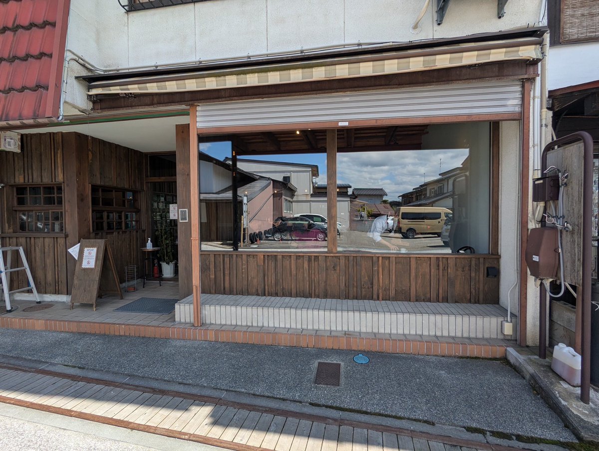 kaoboooooooo's tweet image. 桜山八幡宮参拝の後
「喫茶とり珈琲店」
ハニーチーズトーストと
コーヒーで軽めのランチを
と思ったらずっしりトーストで
空腹満たされ満足
とても気持ちの良いお店なのに
大人数はダメなどいくつかの
英文の注意書きに
インバウンドも大変なんだろう
などと、そこここで思う高山の旅
#良いな高山