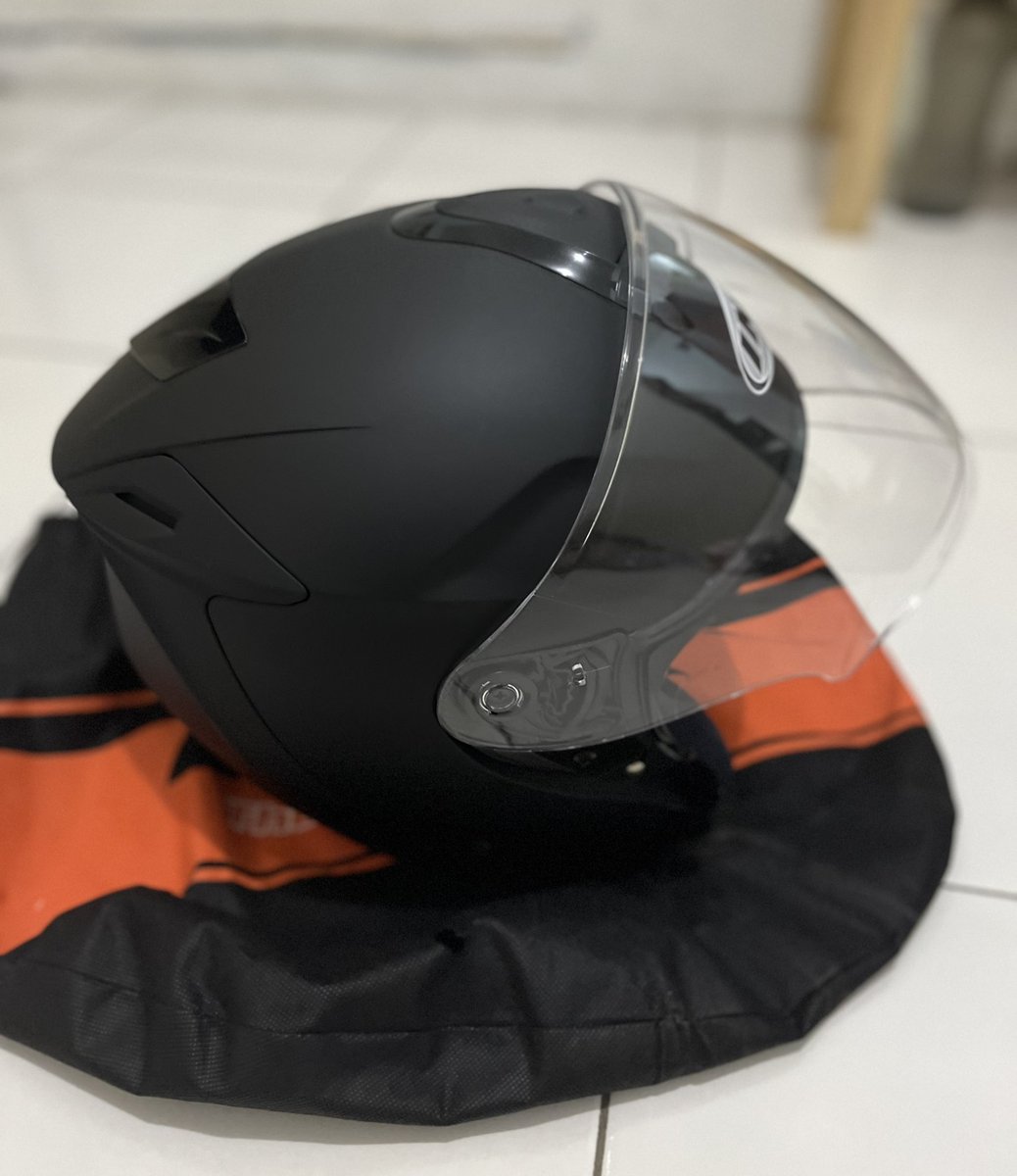 elephass's tweet photo. haloo guys numpang jualan ya.. helm ink dinamic solid black doff size L, belum dipake sama sekali karena salah ukuran. harga beli 570k, aku jual 450k aja bonus busa pipi size XL cadangan. dom kby lama dan bekasi ya guys kl mau tanya2 bole dm makasiih💓💓 https://t.co/oMy2k1nRCL