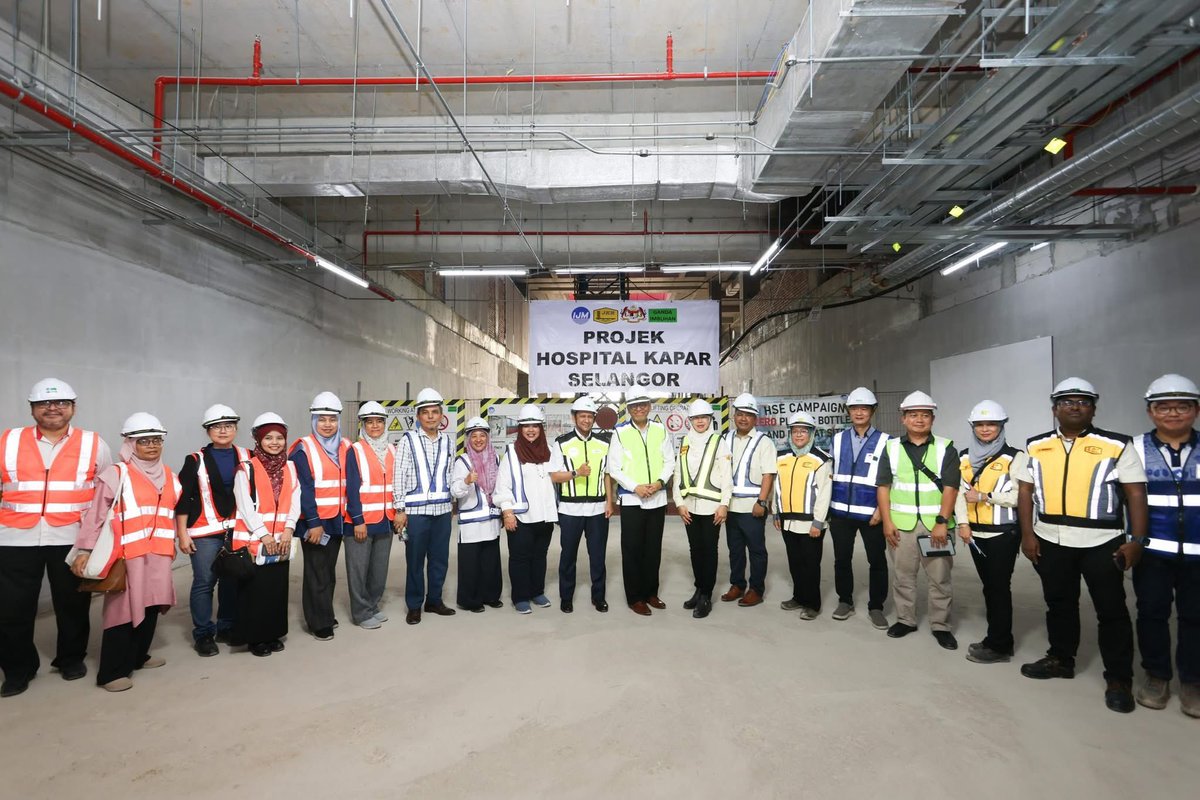KKMPutrajaya's tweet photo. Alhamdulillah, saya berkesempatan meninjau perkembangan projek Hospital Kapar sebagai infra tambahan kepada perkhidmatan kesihatan di Lembah Klang pada petang tadi. Hospital ini dibina dengan visi strategik sebagai pusat rujukan penyakit berjangkit dan kecemasan.

Dengan kapasiti 312 katil dan pelbagai kepakaran klinikal, Hospital Kapar bakal memainkan peranan yang signifikan dalam menangani isu kesesakan di Hospital Tengku Ampuan Rahimah (HTAR) Klang dan Hospital Shah Alam, serta menyediakan penjagaan kesihatan berkualiti untuk komuniti setempat.

Antara keunikan Hospital Kapar adalah fasiliti khusus bagi penyakit berjangkit yang dilengkapi dengan isolation ward dan infectious operating theatre (OT), serta bilik autopsi berstatus Biosafety Level 3 (BSL-3). Ini adalah langkah proaktif dalam meningkatkan kesiapsiagaan negara bagi menghadapi cabaran penyakit berjangkit pada masa akan datang.

Hospital ini dijangka siap pada November 2026, dan akan beroperasi selepas semua peralatan dan kelulusan diperolehi. Tahniah kepada pasukan JKR, kontraktor dan perunding yang berjaya mengekalkan kemajuan projek mengikut jadual. Saya harap momentum ini dapat diteruskan.

📱 Sumber: Media Sosial Rasmi YB Datuk Seri Dr. Dzulkefly Ahmad, Menteri Kesihatan.

#KKMPrihatin #MalaysiaSihat #SihatBersama #MalaysiaMADANI #MADANIbekerja