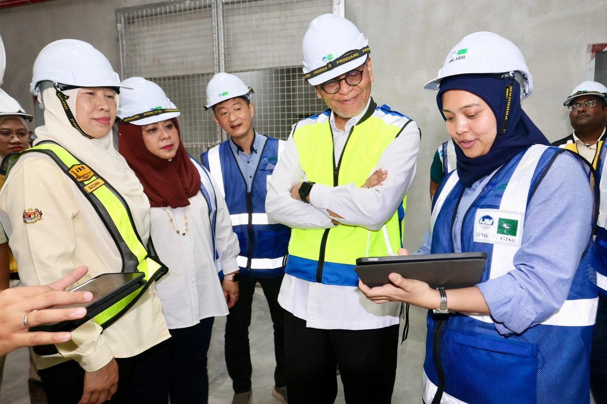 KKMPutrajaya's tweet photo. Alhamdulillah, saya berkesempatan meninjau perkembangan projek Hospital Kapar sebagai infra tambahan kepada perkhidmatan kesihatan di Lembah Klang pada petang tadi. Hospital ini dibina dengan visi strategik sebagai pusat rujukan penyakit berjangkit dan kecemasan.

Dengan kapasiti 312 katil dan pelbagai kepakaran klinikal, Hospital Kapar bakal memainkan peranan yang signifikan dalam menangani isu kesesakan di Hospital Tengku Ampuan Rahimah (HTAR) Klang dan Hospital Shah Alam, serta menyediakan penjagaan kesihatan berkualiti untuk komuniti setempat.

Antara keunikan Hospital Kapar adalah fasiliti khusus bagi penyakit berjangkit yang dilengkapi dengan isolation ward dan infectious operating theatre (OT), serta bilik autopsi berstatus Biosafety Level 3 (BSL-3). Ini adalah langkah proaktif dalam meningkatkan kesiapsiagaan negara bagi menghadapi cabaran penyakit berjangkit pada masa akan datang.

Hospital ini dijangka siap pada November 2026, dan akan beroperasi selepas semua peralatan dan kelulusan diperolehi. Tahniah kepada pasukan JKR, kontraktor dan perunding yang berjaya mengekalkan kemajuan projek mengikut jadual. Saya harap momentum ini dapat diteruskan.

📱 Sumber: Media Sosial Rasmi YB Datuk Seri Dr. Dzulkefly Ahmad, Menteri Kesihatan.

#KKMPrihatin #MalaysiaSihat #SihatBersama #MalaysiaMADANI #MADANIbekerja