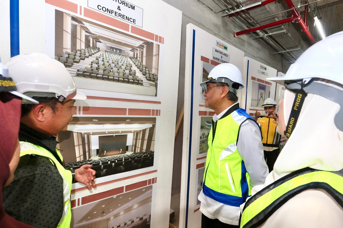 KKMPutrajaya's tweet photo. Alhamdulillah, saya berkesempatan meninjau perkembangan projek Hospital Kapar sebagai infra tambahan kepada perkhidmatan kesihatan di Lembah Klang pada petang tadi. Hospital ini dibina dengan visi strategik sebagai pusat rujukan penyakit berjangkit dan kecemasan.

Dengan kapasiti 312 katil dan pelbagai kepakaran klinikal, Hospital Kapar bakal memainkan peranan yang signifikan dalam menangani isu kesesakan di Hospital Tengku Ampuan Rahimah (HTAR) Klang dan Hospital Shah Alam, serta menyediakan penjagaan kesihatan berkualiti untuk komuniti setempat.

Antara keunikan Hospital Kapar adalah fasiliti khusus bagi penyakit berjangkit yang dilengkapi dengan isolation ward dan infectious operating theatre (OT), serta bilik autopsi berstatus Biosafety Level 3 (BSL-3). Ini adalah langkah proaktif dalam meningkatkan kesiapsiagaan negara bagi menghadapi cabaran penyakit berjangkit pada masa akan datang.

Hospital ini dijangka siap pada November 2026, dan akan beroperasi selepas semua peralatan dan kelulusan diperolehi. Tahniah kepada pasukan JKR, kontraktor dan perunding yang berjaya mengekalkan kemajuan projek mengikut jadual. Saya harap momentum ini dapat diteruskan.

📱 Sumber: Media Sosial Rasmi YB Datuk Seri Dr. Dzulkefly Ahmad, Menteri Kesihatan.

#KKMPrihatin #MalaysiaSihat #SihatBersama #MalaysiaMADANI #MADANIbekerja