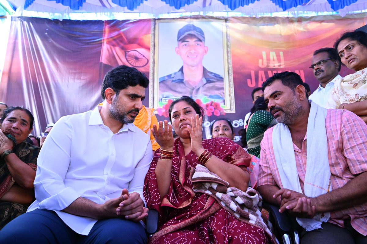 దేశ రక్షణ కోసం తన ప్రాణాలను అర్పించిన అమరజవాన్ మురళీ నాయక్ గారి త్యాగం చిరస్మరణీయము.
కళ్లితండాలో వారి పార్థివదేహానికి నివాళులర్పించాను. వారి తల్లిదండ్రులను పరామర్శించి, ప్రభుత్వం వారి కుటుంబానికి భరోసాగా నిలుస్తుందని ధైర్యం చెప్పాను. ఈ దేశం మీ త్యాగాన్ని ఎప్పటికీ మరిచిపోదు మురళీ