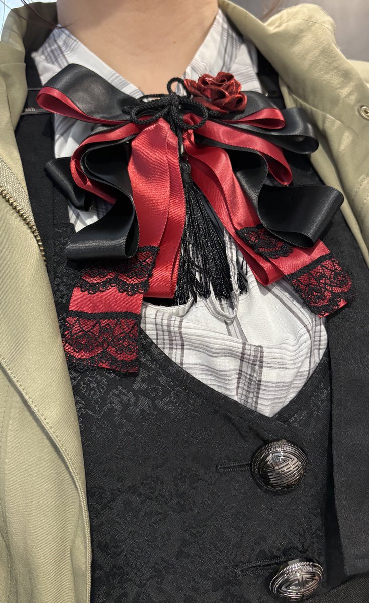 織紫庵さん（<a href="/orishian/">織紫庵@侍</a> ）の刀剣リボンバレッタをリボンタイ風に着けてみた
なかなか良いのでは？