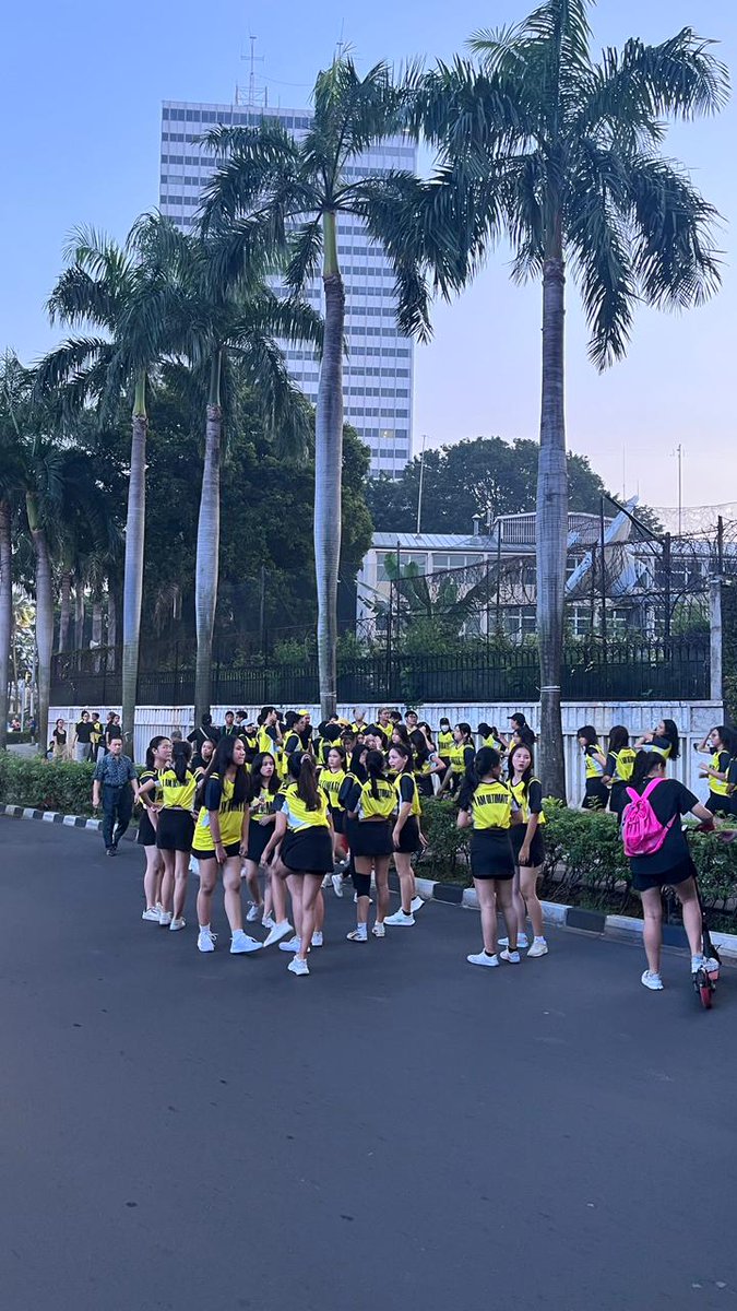 happycakes58's tweet photo. CFD GBK hari ini, coba tebak, ini niat olahraga atau niat nyari hiburan di acara Extra Joss? https://t.co/XyUd8xhwTA