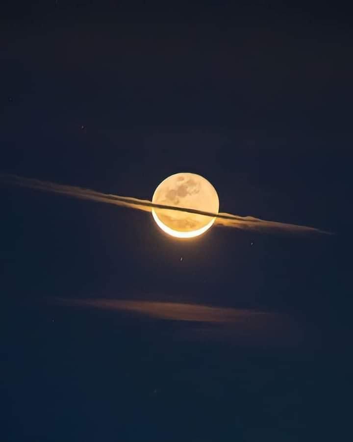 The Moon dressed like Saturn
