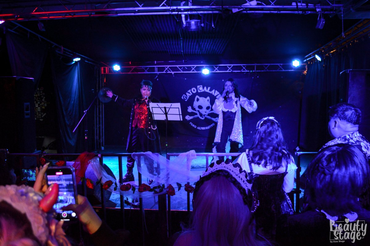BeautyStageMX's tweet photo. La escena #VisualKei y #EGL sigue latente en CDMX y el colectivo de México Decadence organizó el “Red Carpet Day”, un día en donde se celebró la moda con música, pasarela y baile.

Te dejamos la reseña completa del evento en nuestra página 👇
https://t.co/HtUryPdumB https://t.co/ih0Z0q44Xp
