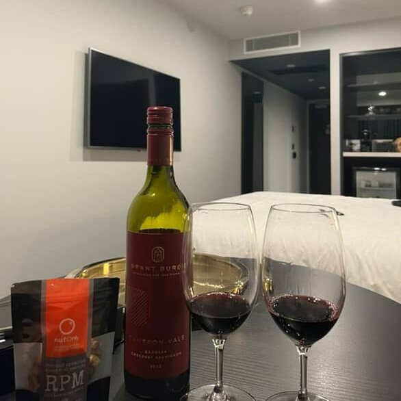 RrfFloww's tweet image. Hartford nights + wine in hand… who’s in? 🍷 #saturdayfun #HartfordShortnSweet