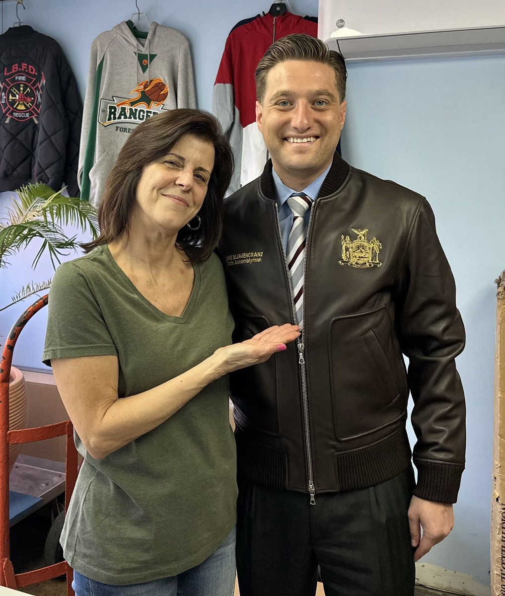BlumencranzJake's tweet image. On this #SmallBusinessSaturday, I’m proud to highlight Alphabet Greek in Plainview—an incredible woman-owned business that’s been helping our community wear its pride since 1991!
For over 30 years, Lisa and her talented team have been stitching success—one custom piece at a…