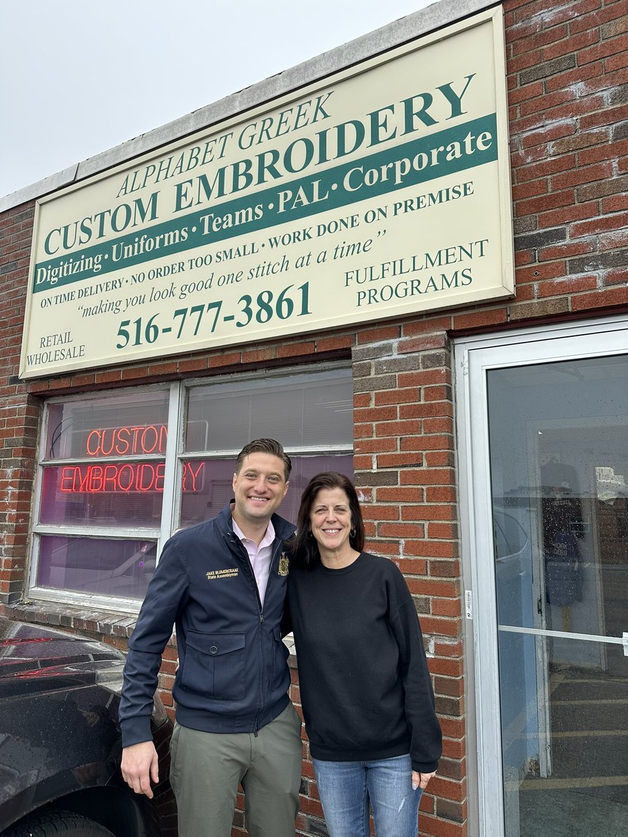 BlumencranzJake's tweet image. On this #SmallBusinessSaturday, I’m proud to highlight Alphabet Greek in Plainview—an incredible woman-owned business that’s been helping our community wear its pride since 1991!
For over 30 years, Lisa and her talented team have been stitching success—one custom piece at a…