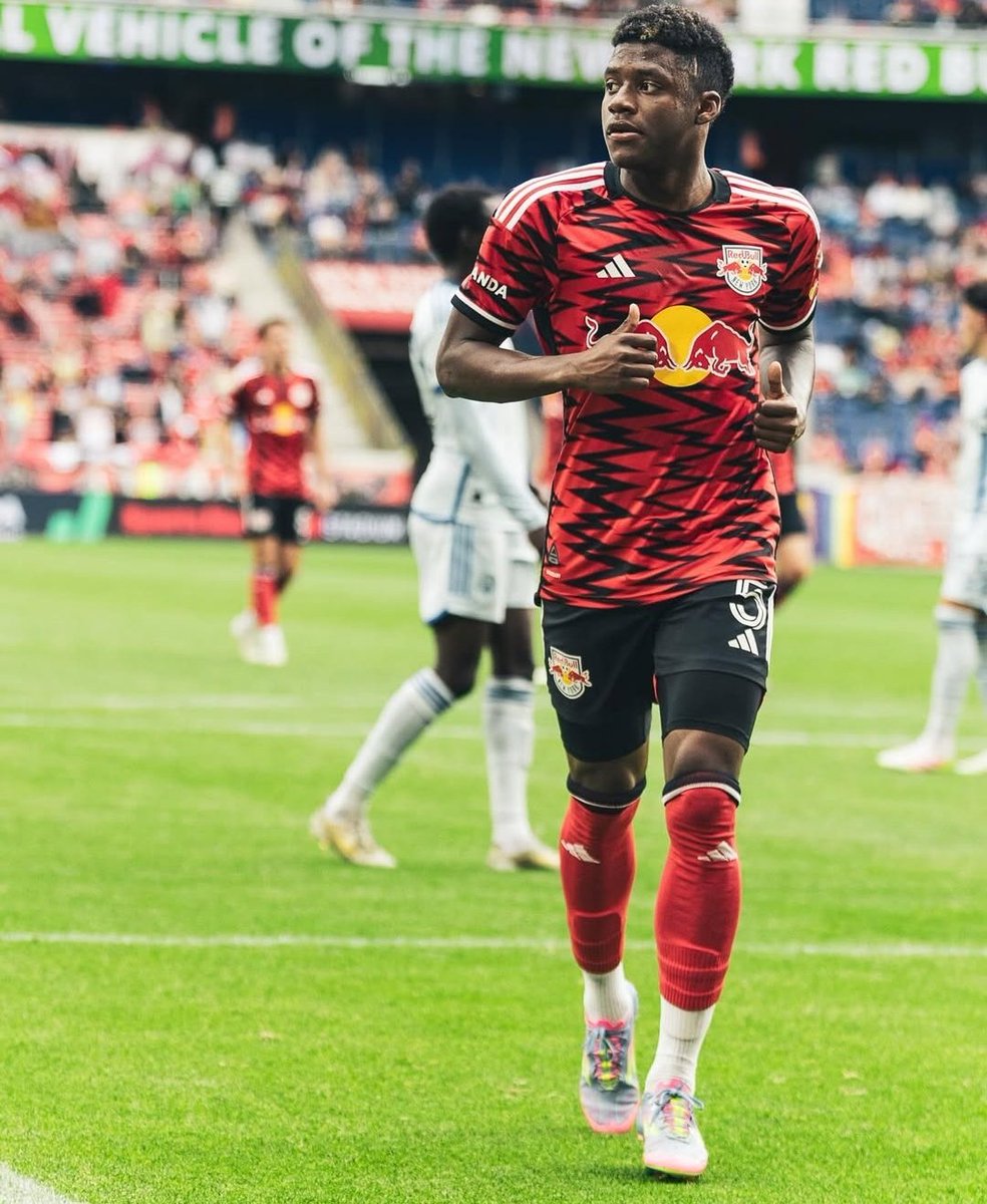 fideismo11's tweet image. Omar Valencia lleva 5 asistencias en 9 partidos jugados con el NY RedBulls en la MLS.
Tiene solo 20 años y esta es su primera temporada en MLS. Tiene méritos para, tranquilamente, ser el lateral izquierdo de la selección.