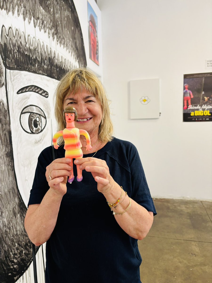 deharayukinori's tweet image. 個展始まりました。
石田豊乳のサンプルも展示しております。
太陽光で青色に変わります。
#giantrobot