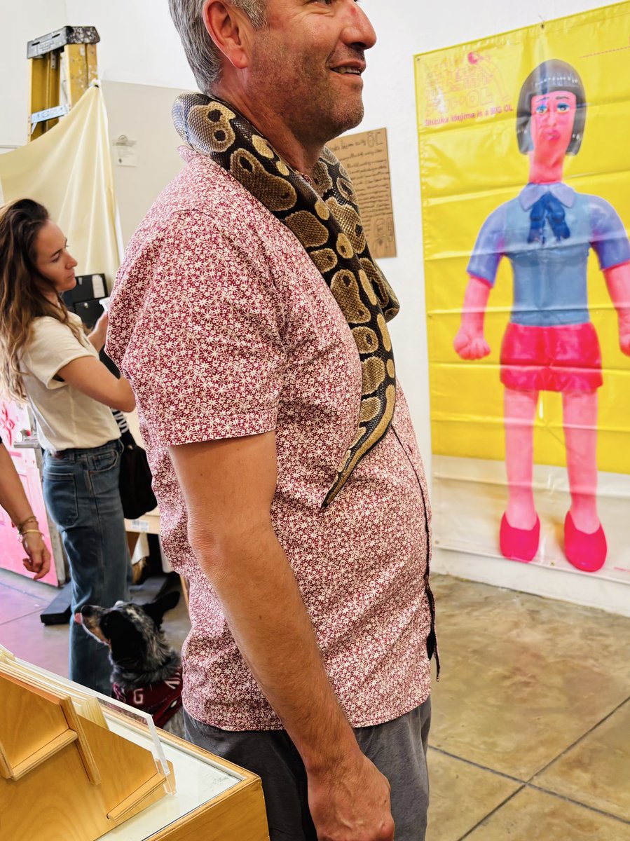 deharayukinori's tweet image. 個展始まりました。
石田豊乳のサンプルも展示しております。
太陽光で青色に変わります。
#giantrobot