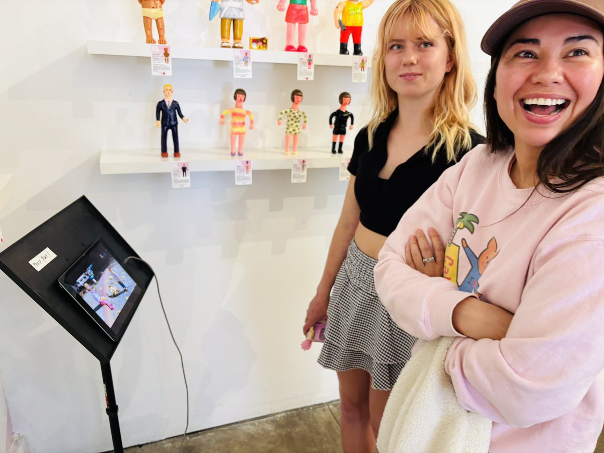 deharayukinori's tweet image. 個展始まりました。
石田豊乳のサンプルも展示しております。
太陽光で青色に変わります。
#giantrobot