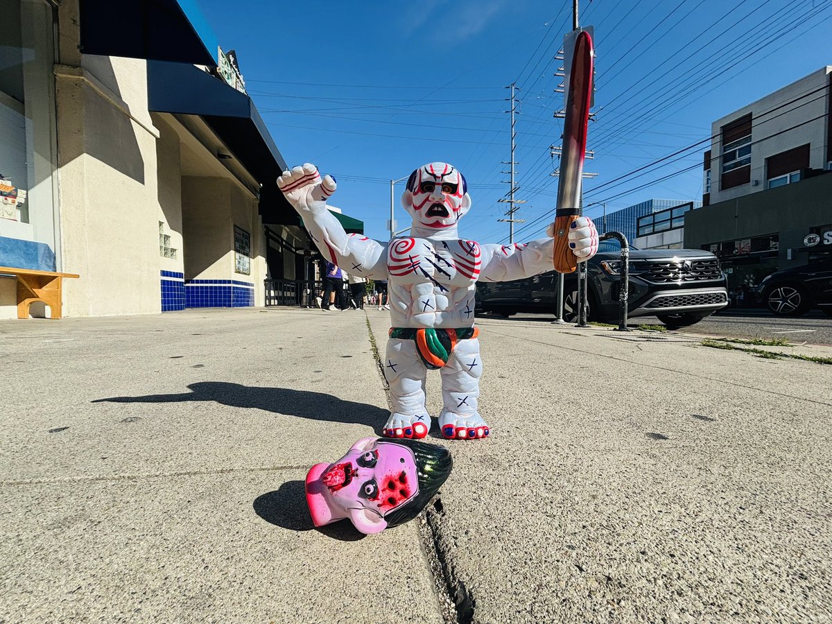 deharayukinori's tweet image. 個展始まりました。
石田豊乳のサンプルも展示しております。
太陽光で青色に変わります。
#giantrobot