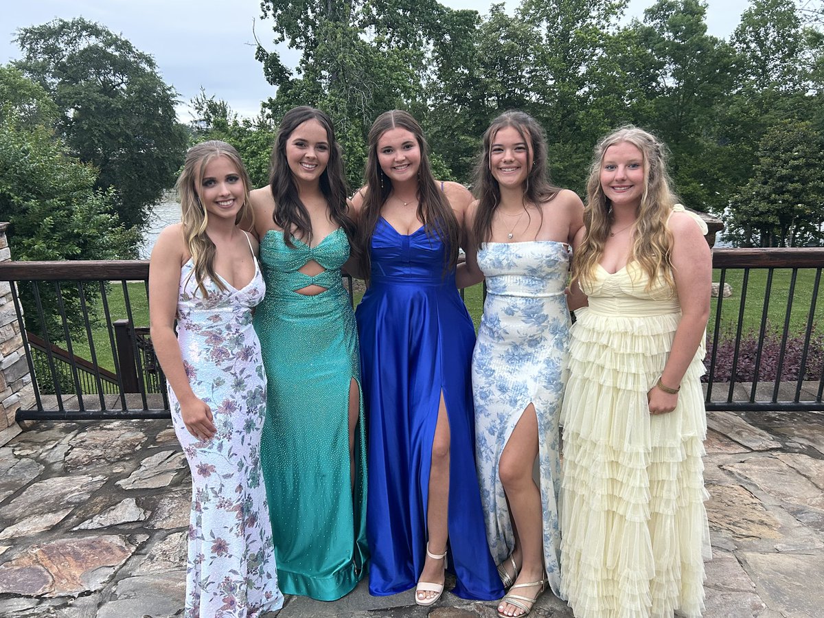 These girls can do it all 💙
#Prom2025