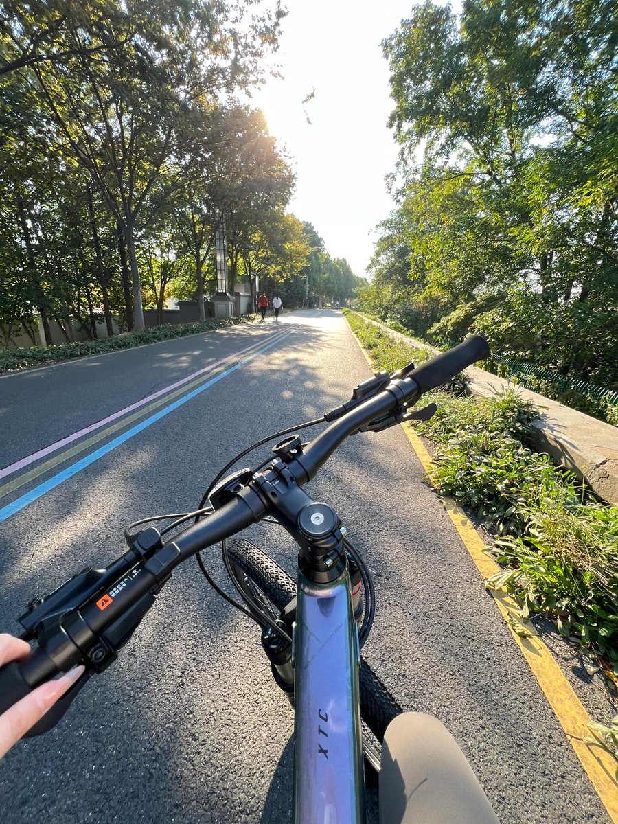 The wind is a little sweet. I'm not going anywhere, I just enjoy the freedom on the road.
#cyclingdiary