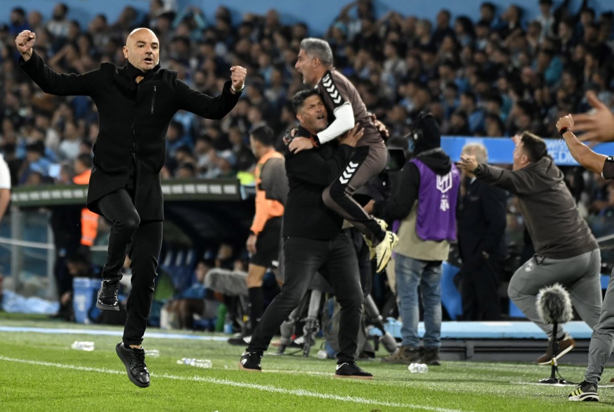 TyCSports's tweet photo. 🟤 ¡LOCURA CALAMAR EN AVELLANEDA! 🦑

Los festejos de #Platense tras ganarle a #Racing y acceder a los cuartos de final del #TorneoApertura, en otra noche para el recuerdo del club de Vicente López. https://t.co/XgxxG9ZPXJ