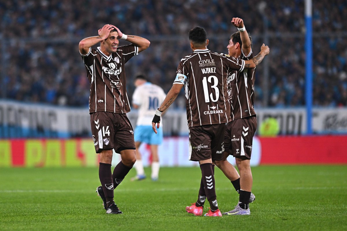 TyCSports's tweet photo. 🟤 ¡LOCURA CALAMAR EN AVELLANEDA! 🦑

Los festejos de #Platense tras ganarle a #Racing y acceder a los cuartos de final del #TorneoApertura, en otra noche para el recuerdo del club de Vicente López. https://t.co/XgxxG9ZPXJ