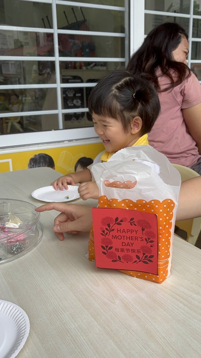 dokodemositter's tweet image. おはようございます☀

今日は母の日✨
いつもありがとう☺️

👧のスクール🏫でも母の日イベントでアクセサリー作り😊
ビーズに夢中の👧
友達と取り合いしたり好きな色を選んだり微笑ましい時間になりました🥰

今日は夕方から野外オーケストラ🪉に行く予定だけど☔️大丈夫かな🧐　
晴れますように☀️