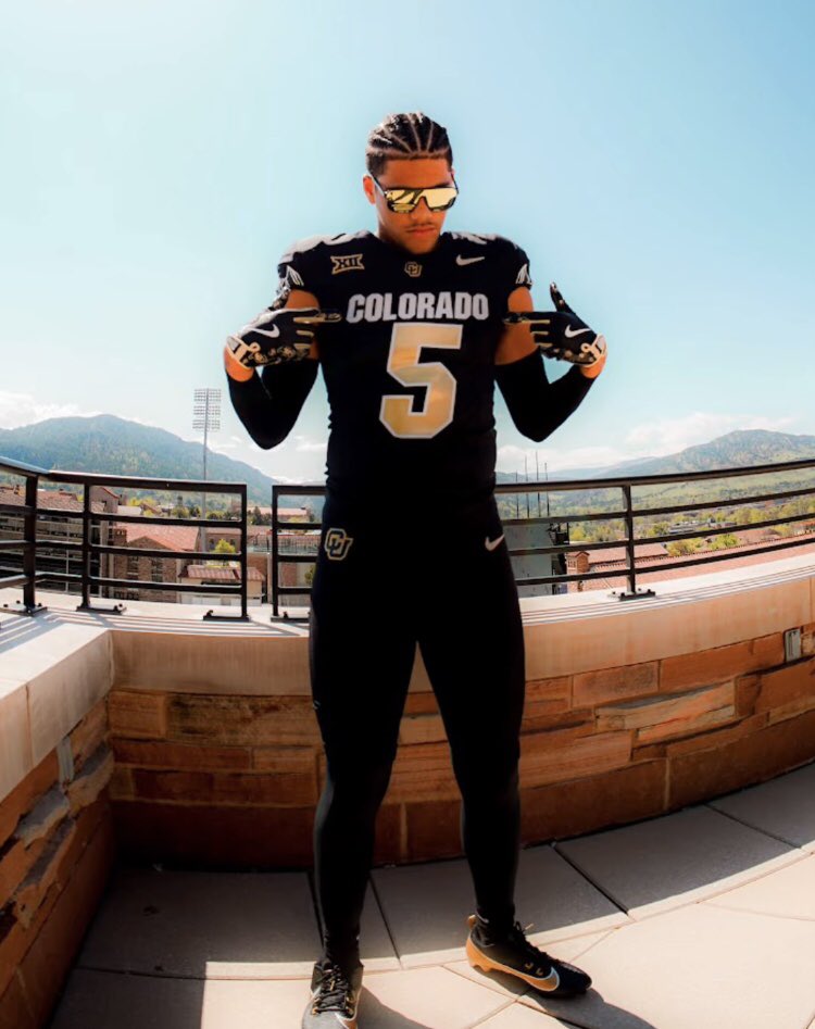 tkdeezly's tweet image. Yea folkz looks like a 🦬 @juliusmiles25 Coach Bartolene in kitchens 🧑‍🍳